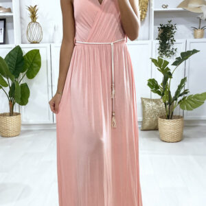 Longue robe croisé en rose avec ceinture en cordon